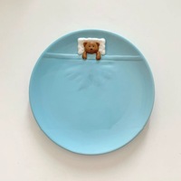 Assiette de Dîner Ours Endormi en Céramique Bleu et Rose, Vaisselle Couverte d'une Couverture aux Couleurs Vives, Tellement Mignonne, Assiettes Durables