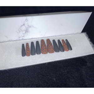 Cheetah Press-On Nail: Elegante decorazione per unghie da donna - Product Image 2