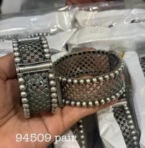 Brazalete de aspecto plateado de latón puro para fiesta, pulsera oxidada de tamaño libre que se puede abrir, producto a granel hecho a mano ajustable - Product Image 1