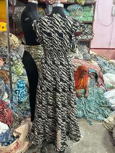 Robe longue bohème élégante à rayures noires et blanches avec jupe à plusieurs niveaux, parfaite pour les festivals d'été et les vêtements décontractés - Product Image 3