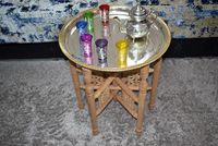 Table à thé marocaine ronde, table de service à thé, accent en métal et bois, avec verres à thé, table pour salon