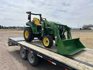 Tracteur à roues 4x4 John Deere 2032R NEUF/OCCASION 32 CV avec moteur et pompe pour le labour, le travail du sol, le transport et une utilisation agricole multifonctionnelle - Product Image 3