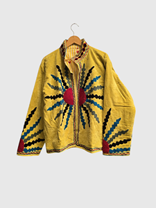 Chaqueta Amarilla con Cuello Mandarín y Patrón Geométrico Bordado a Mano, Manga Larga, Estilo Blusón de Terciopelo para Otoño - Product Image 3