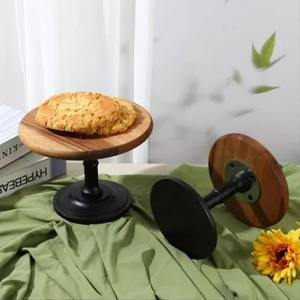 Support à gâteau rond classique en bois avec base surélevée, plateau de service premium antiadhésif et écologique pour les célébrations - Product Image 1