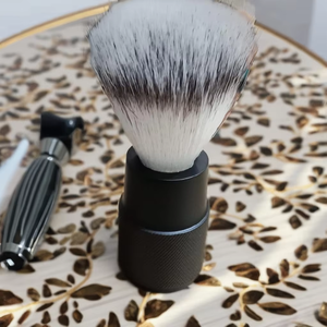 Vente chaude directe d'usine en gros blaireau en métal fait à la main avec des poils synthétiques prix raisonnable de haute qualité - Product Image 1