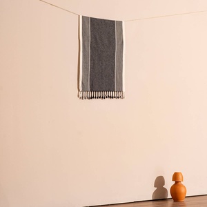 Toalla de Playa Turca al por Mayor - Hammam Negra con Rayas Naturales 100% Algodón Turco, Proveedor OEM para Hoteles, Piscinas y Spas - Product Image 5