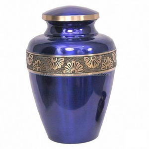 Urna Funeraria de Latón de Alta Calidad de 10 Pulgadas Extra Grande con Acabado de Peltre Grabada para Cenizas Humanas o de Mascotas Estilo Americano - Product Image 3