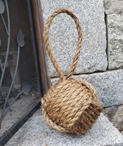 Butée de porte lestée avec gros nœud de poing de singe - Product Image 1