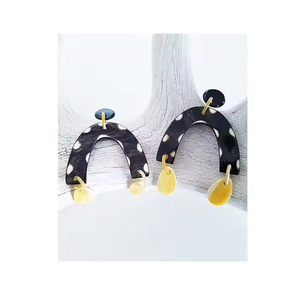 Boucles d'oreilles classiques uniques en corne pendantes Conception en laiton en corne de buffle naturelle Boucle d'oreille en corne de buffle de luxe par glowin fashion - Product Image 2