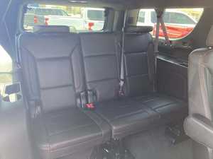 Sharp Dark 2024 Suburban High Country 4WD, Volante a la Izquierda, Asientos de Cuero Usados, Asientos en la Tercera Fila, Navegación Bluetooth - Product Image 5