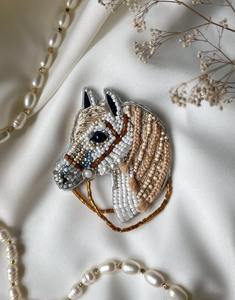 Broches brodées à la main en perles de rocaille, design personnalisé, par glowin fashion - Product Image 3