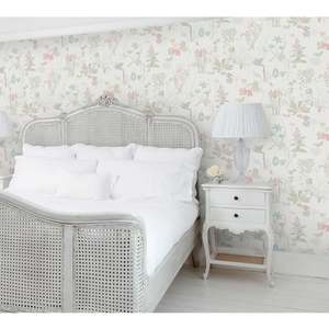 Cama Victoria hecha de madera de caoba de alta calidad con tejido de ratán y color blanco para uso en interiores. - Product Image 2