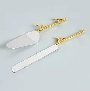 Ensemble de spatules à gâteau en laiton, motif branche décorative, poignée dorée à feuilles multiples, durable, écologique, couleur et logo personnalisables pour le service du pain - Product Image 3