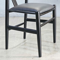 Chaise de salle à manger contemporaine de style Mid-Century Modern en bois d'hévéa avec assise rembourrée en cuir PU et design épuré - GCF206 (47x43x76/45cm)