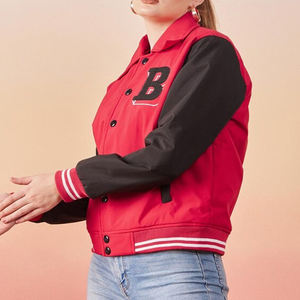 Venta al por mayor en blanco a granel Sencillo negro y rojo Mujeres College Versity Jacket Fleece Baseball Letterman Varsity Jacket - Product Image 5
