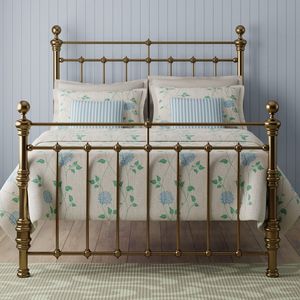 Cama de latón grabada a mano que refleja la excelencia artística, adecuada para la decoración elegante de un dormitorio principal. - Product Image 6