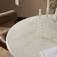 Table de salle à manger de cuisine au design nordique italien, finition laquée en marbre blanc, base de piédestal ronde à texture lourde, aspect linéaire