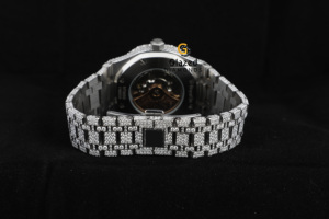 Une montre-bracelet en acier inoxydable avec des diamants Moissanite entièrement cloutés et ronds de taille brillante illustre le style et le luxe Hip Hop - Product Image 4