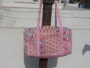 Sac de voyage en coton matelassé imprimé à la main, imprimé floral en patchwork, couleur blush, 20x10x10 pouces, fixe - Product Image 3