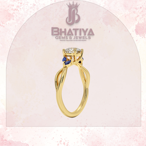 Anillo de compromiso de tres piedras con centro de diamante y detalles de zafiro en banda de Oro original de 14K Diamante de laboratorio certificado - Product Image 2