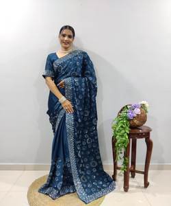 Saree en velours avec dentelle florale et chemisier à séquences pour femme - Product Image 3