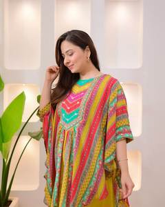 Presentando el nuevo diseñador Party Wear Look Top-Plazzo y Dupatta con trabajo de bordado pesado - Product Image 5