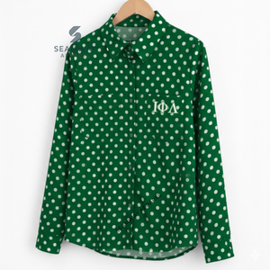 Chemise habillée formelle boutonnée pour femme Iota Phi Lambda Sorority, chemise tissée à col et boutons sur le devant - Product Image 2