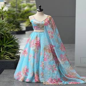 Conjunto de Lehenga VASTRA COTTAGE de Organza Pura con Estampado Digital, Blusa con Bordado de Lentejuelas y Dupatta de Encaje de Diseño - Product Image 5