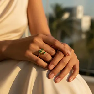 แหวนมรกตชุบทองสไตล์โรแมนติกสำหรับผู้หญิง ประดับอัญมณ์อย่างมีสไตล์ ของขวัญสุดหรู ผลิตจากโลหะผสมทองแดง เหมาะสำหรับเด็ก - Product Image 3