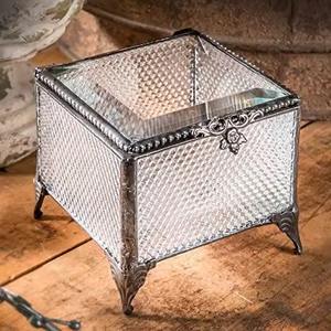 Boîte à bijoux en laiton et verre de forme carrée à deux étages, couleur or, de la plus haute qualité et au design simple - Product Image 2