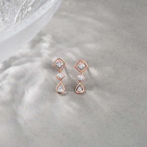 ต่างหูเพชรแบบห้อยระย้า Shimmer Links - Product Image 1