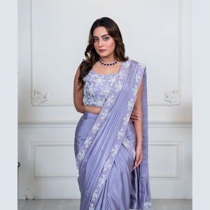 Proveedor al por mayor de saris listos para usar de Bollywood en Chinon suave con acabado bordado de perlas hecho a mano hecho en India - Product Image 3