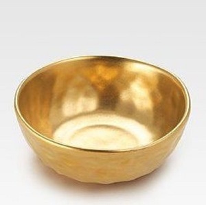 Plateau de service rond en métal martelé doré, design moderne, design attrayant, ensemble de plateaux en forme de bol, design moderne - Product Image 1