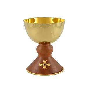 Nova Chegada De Madeira E Latão Igreja Cálice Cup Christian Cross Design Cálice Cristão Único Com Paten