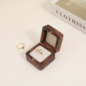 Boîte de présentation de bague en bois de noyer naturel de qualité supérieure, couleur personnalisée, élégante, doublée de velours, porte-bijoux pour fiançailles, mariage - Product Image 1