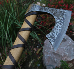 Hacha Vikinga de Acero al Carbono Forjada a Mano, Grabada, Medieval, con Hoja de 4 Pulgadas y Mango de Madera para Camping - Product Image 1