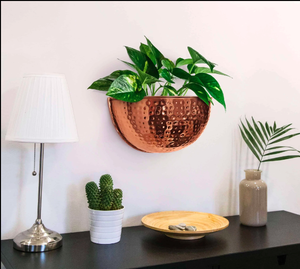 Macetas de acento de pared martillado de cobre moderno Artesanía de metal con patrón vertical para colgar para ocasiones de cumpleaños - Product Image 3