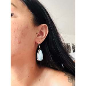 Pendientes Colgantes Hechos a Mano en Navajo, Chapados en Oro, con Larimar y Plata de Ley, con Forma de Gota de Agua y Flor, con Diamantes - Product Image 2