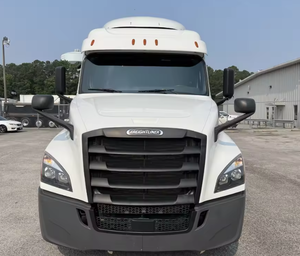 รถบรรทุกมือสองสภาพดีเยี่ยม Freightliner Cascadia 125 Sleeper ปี 2018 - ห้องนอนแบบ Integral ขนาด 71 นิ้ว 475 แรงม้า เกียร์ธรรมดา 10 สปีด จัดส่งทั่วโลก - Product Image 3