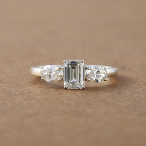 3,00 TCW Emerald Cut Lab Grown Diamond Three Stone Setting Lujoso anillo de compromiso de platino Anillo de regalo para mujeres IGI - Product Image 1
