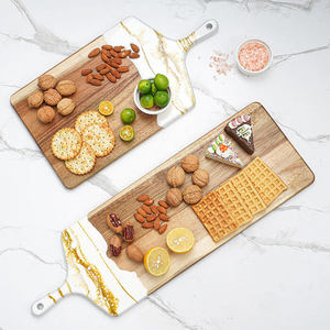 Hermosa tabla de cortar de resina hecha a mano con tono de resina verde suave que combina arte y utilidad para experiencias de cocina elegantes - Product Image 1