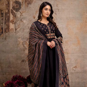 ชุดคุर्ติผ้าฝ้ายแบบดั้งเดิมของผู้หญิงอินเดีย ลายพิมพ์ดิจิทัล ปักลาย ประดับมุก ซึมซับความชื้น แห้งเร็ว ผลิตจากวัสดุรีไซเคิล - Product Image 1