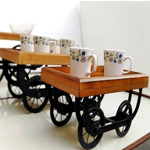 Plateau de service carré en bois durable de haute qualité avec poignées en métal Plateau de service en bois d'acacia Fournitures de restaurant et d'ustensiles de cuisine - Product Image 2