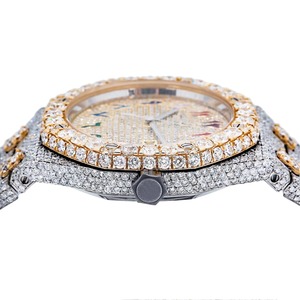 Reloj de moda personalizado de alta calidad con tachuelas de diamantes, números arábigos de arcoíris, lujoso unisex disponible a precio de exportación - Product Image 3