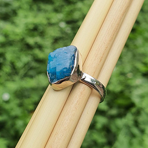Bague apatite brute originale bague en cristal brut en argent sterling 925 apatite bleu néon bijoux en pierres précieuses brutes bandes de mariage faites à la main - Product Image 5