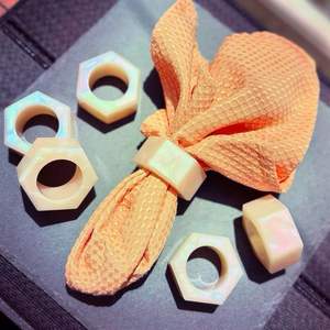 ห่วงรัดผ้าเช็ดปากทำจากเรซิ่นที่หรูหรามีรายละเอียดที่ซับซ้อนสำหรับการตกแต่งโต๊ะที่หรูหราและประสบการณ์การรับประทานอาหารที่ดี - Product Image 1