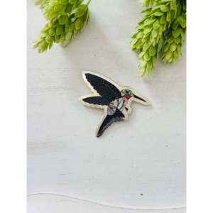 Broche Dale Edaakie Hummingbird en argent sterling et pierres multiples avec coquillage comme pierre principale - Product Image 1