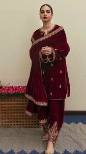 VESTIDO MAROON VELVET KURTA, SALWAR & DUPPATA CON EMBELLECIDO HERMOSO TRABAJO DE BORDADO ZARI ZARDOZI para FIESTA/BODA = 2024 - Product Image 2