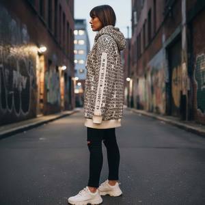 Sudadera Personalizada de Mujer Estilo Urbano con Patrón de Texto Repetido en Helvetica, Bordado 3D en la Parte Delantera, Detalles en las Mangas - Product Image 3