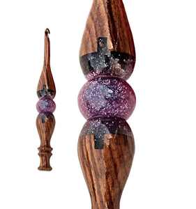 Crochets en résine époxy faits à la main Mélange en bois Aiguille ergonomique 3mm à 12mm de tailles différentes Manche souple Aiguille à tricoter - Product Image 1